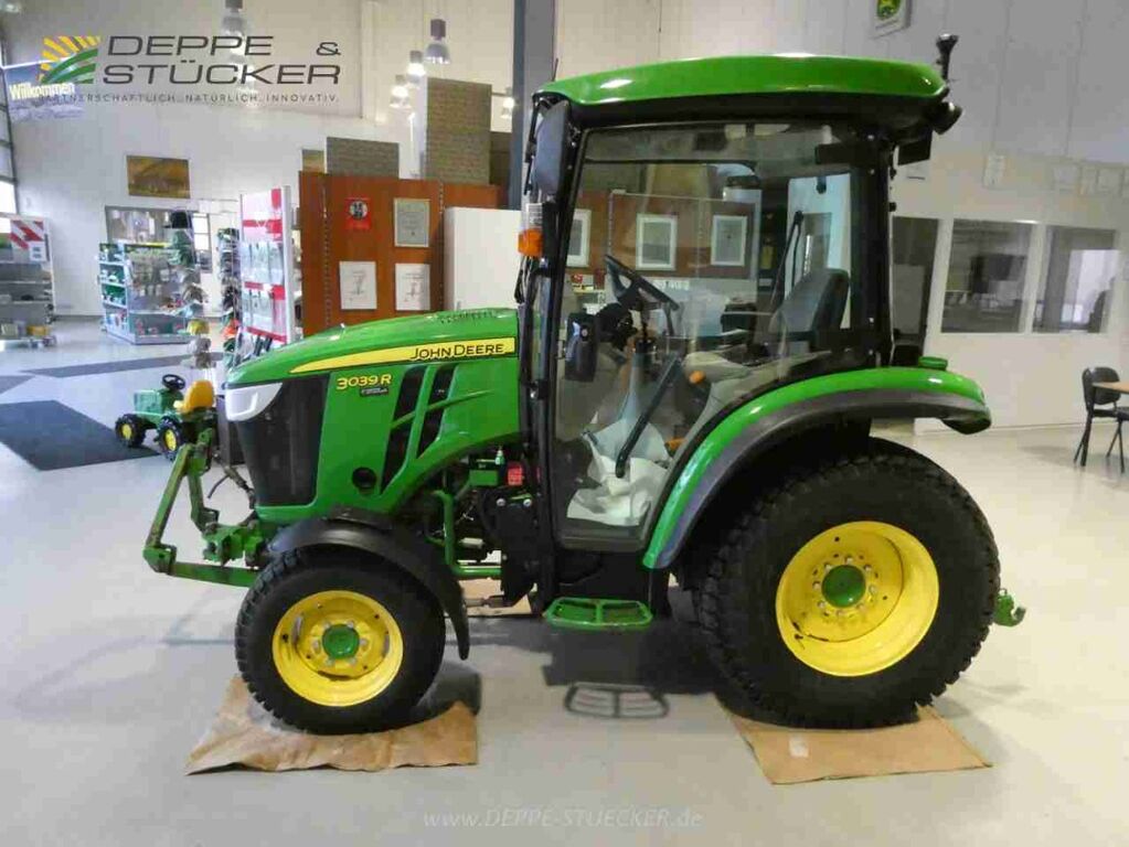 John Deere 3039R 2