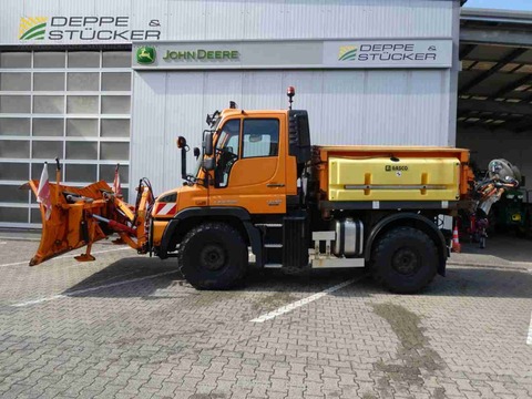 Mercedes-Benz Unimog U318 mit Schild+Streuer