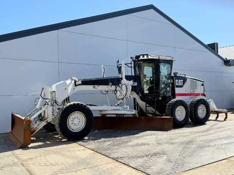 CAT 120M - CE / Front Blade + Ripper / Auto Greasing