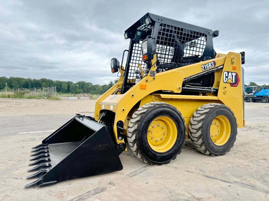 CAT 216B3 - New / Unused / Extra Hydraulic 1
