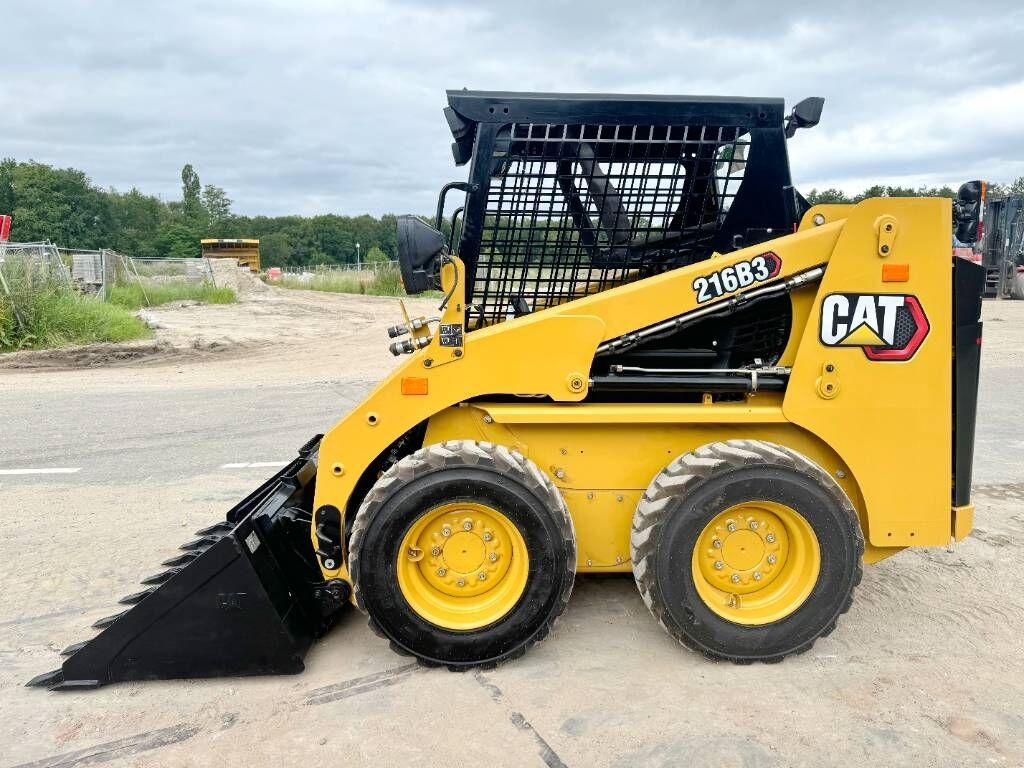 CAT 216B3 - New / Unused / Extra Hydraulic 2