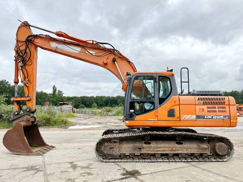 Doosan DX225LC-3 - Backup Camera / Central Greasing