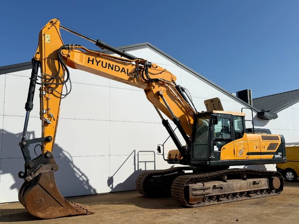 Hyundai HX300NL - Triple Boom / Quick Coupler / Camera 2