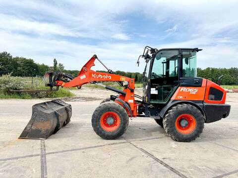 Kubota R065 - Bucket + Forks / 2542 Hours