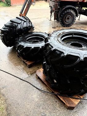 Räder 445/70R24 13x24 Unimog U1600 8-Loch Mitas  2
