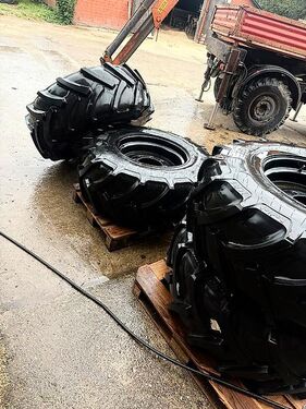 Räder 445/70R24 13x24 Unimog U1600 8-Loch Mitas  3