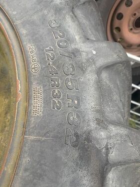 Räder 320 85 R32 12.4 R32 Kleber 10 Loch Unimog 3