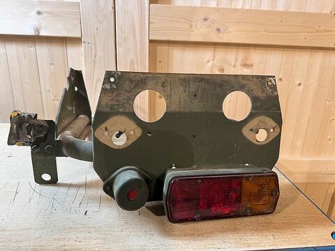 Mercedes U1300L 435 Rücklicht Halterung Träger Konsole