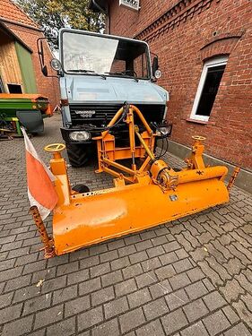 Kehrbesen Unimog Kommunalplatte Zapfwelle 3