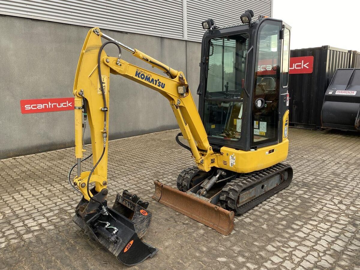 Komatsu PC16-3HS 1