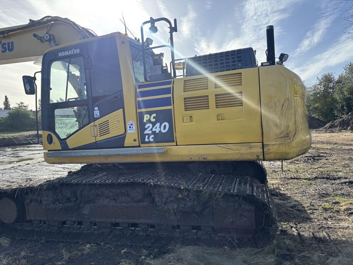 Komatsu PC240LC-11 1