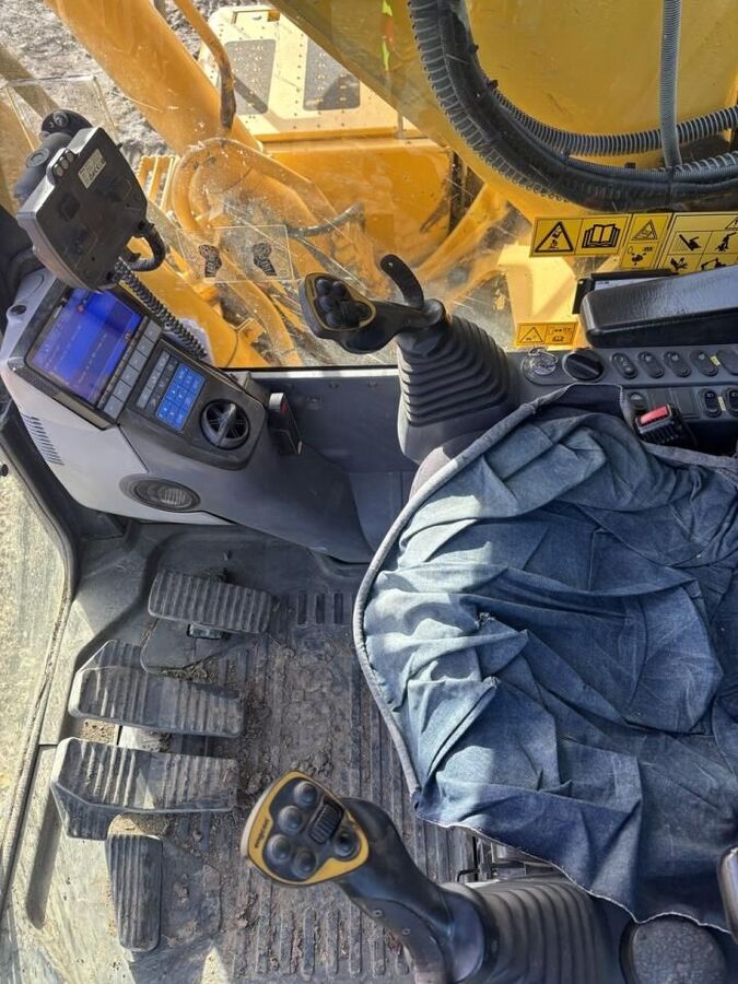 Komatsu PC240LC-11 3