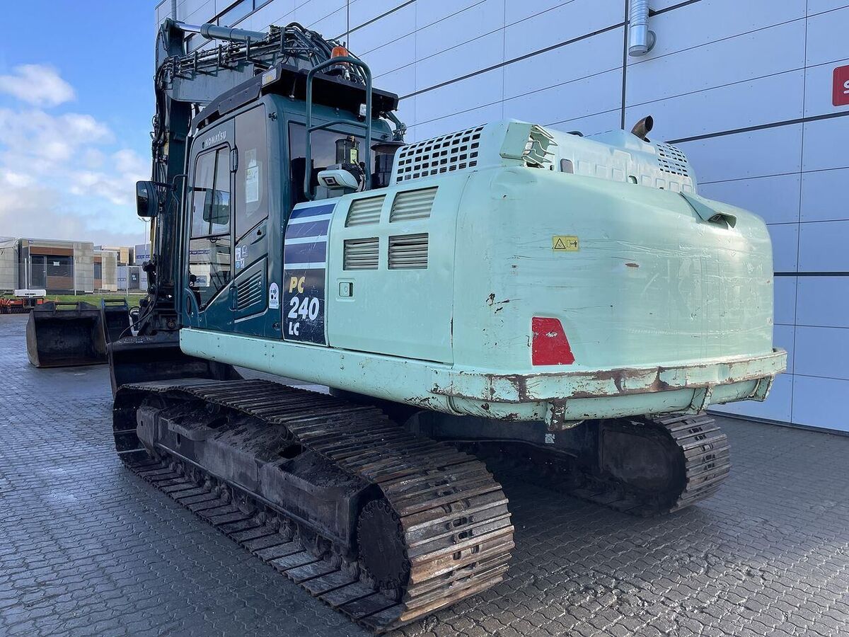 Komatsu PC240LCD-11 2