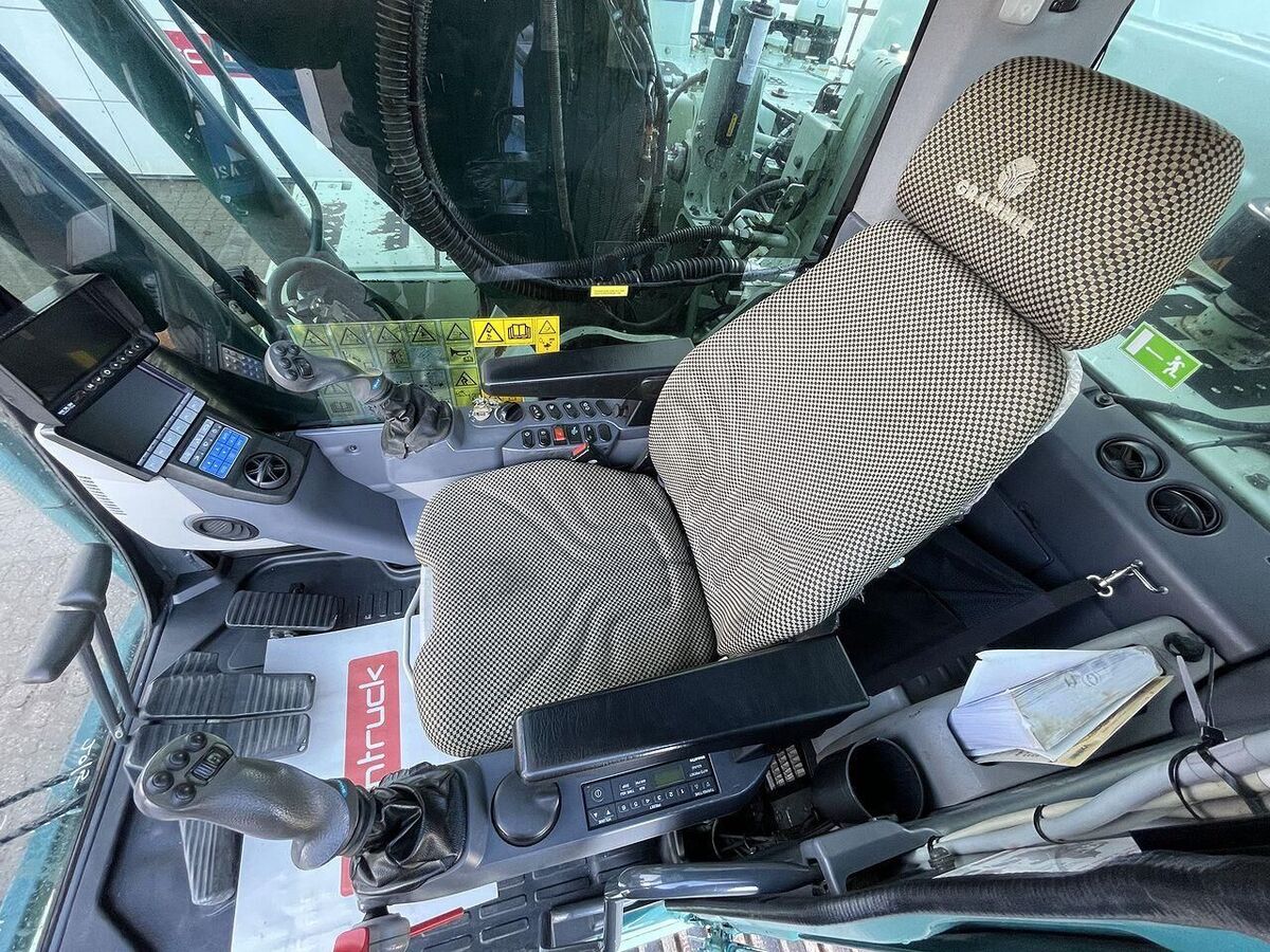 Komatsu PC240LCD-11 3