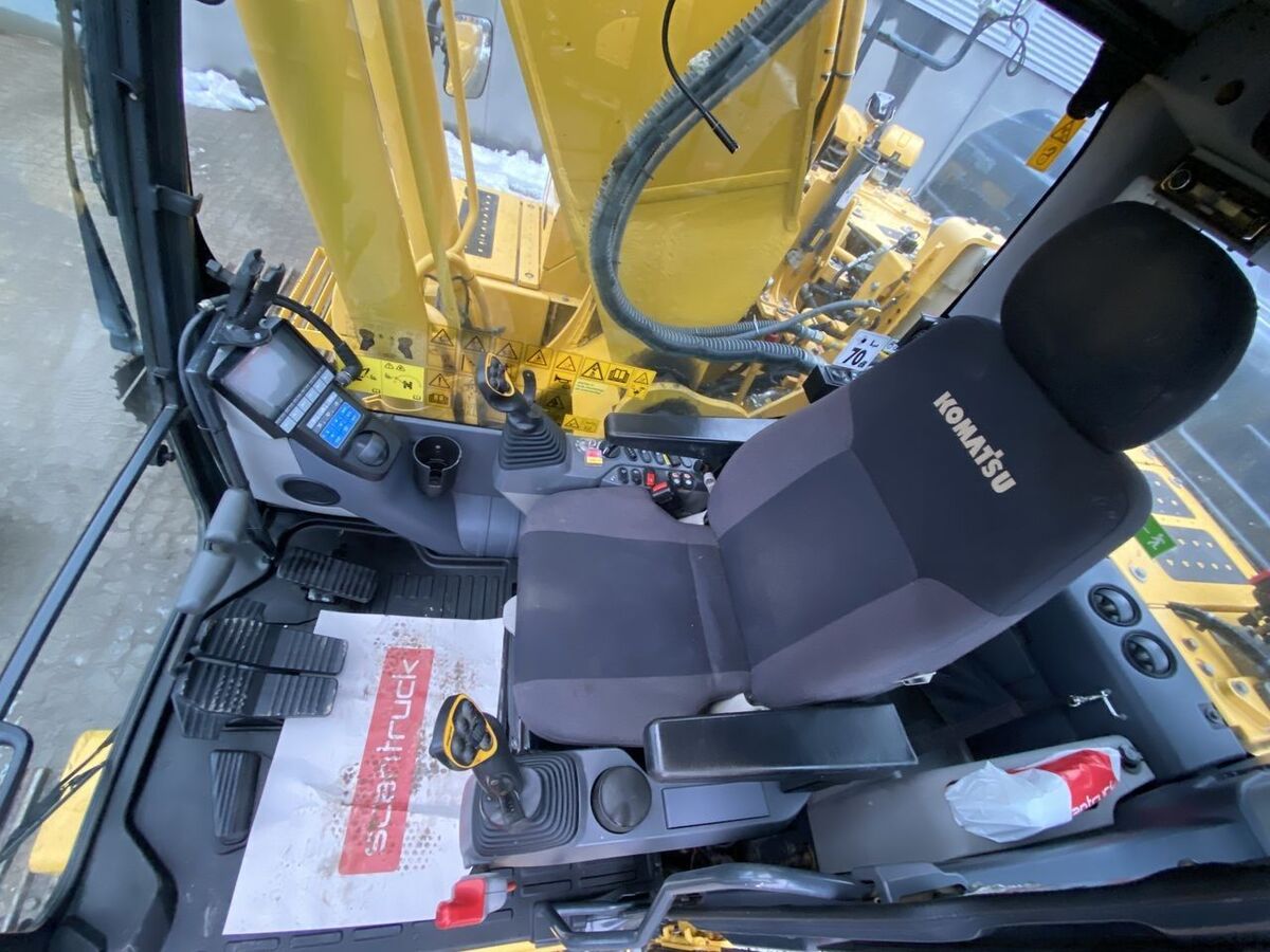 Komatsu PC240LC-11 3