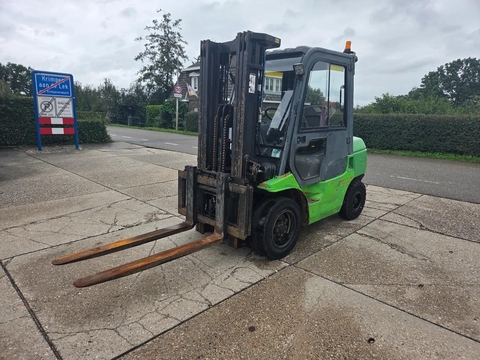 Toyota 02-7FD F30 met triplo 4.30m mast