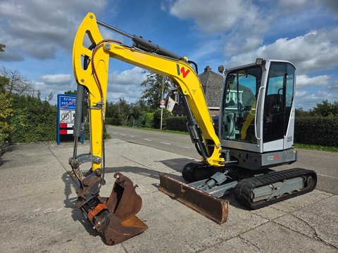 Wacker Neuson EZ36 met kantelbak en dieplepel