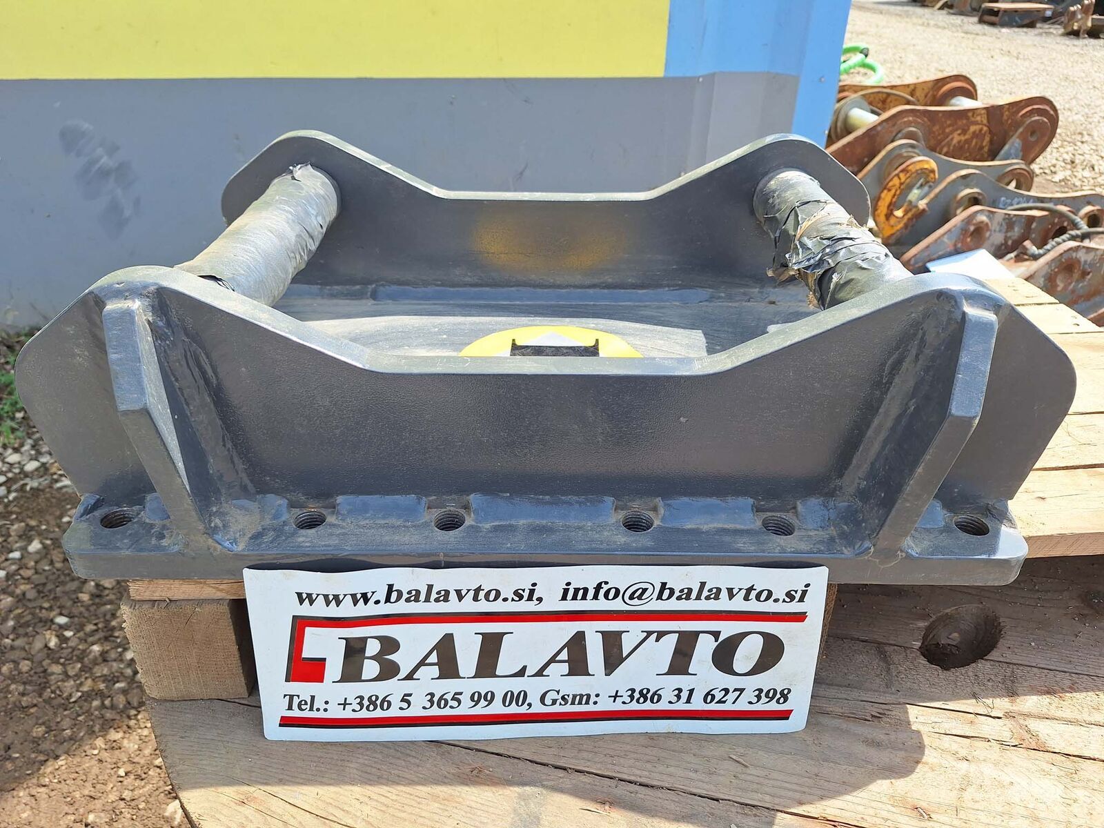 Breaker BAT140 attachment plate S60 1