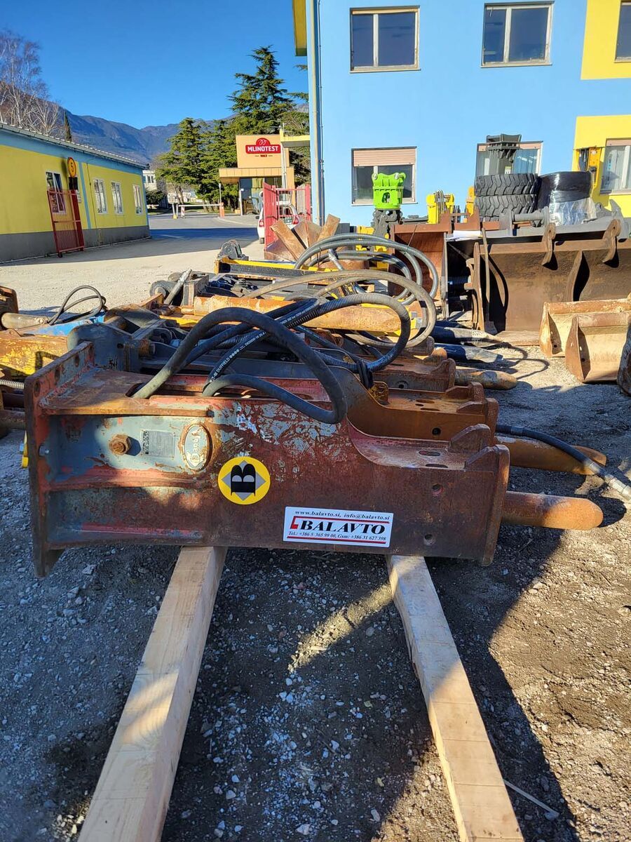 D&A 200V for 18-24 ton excavators 1