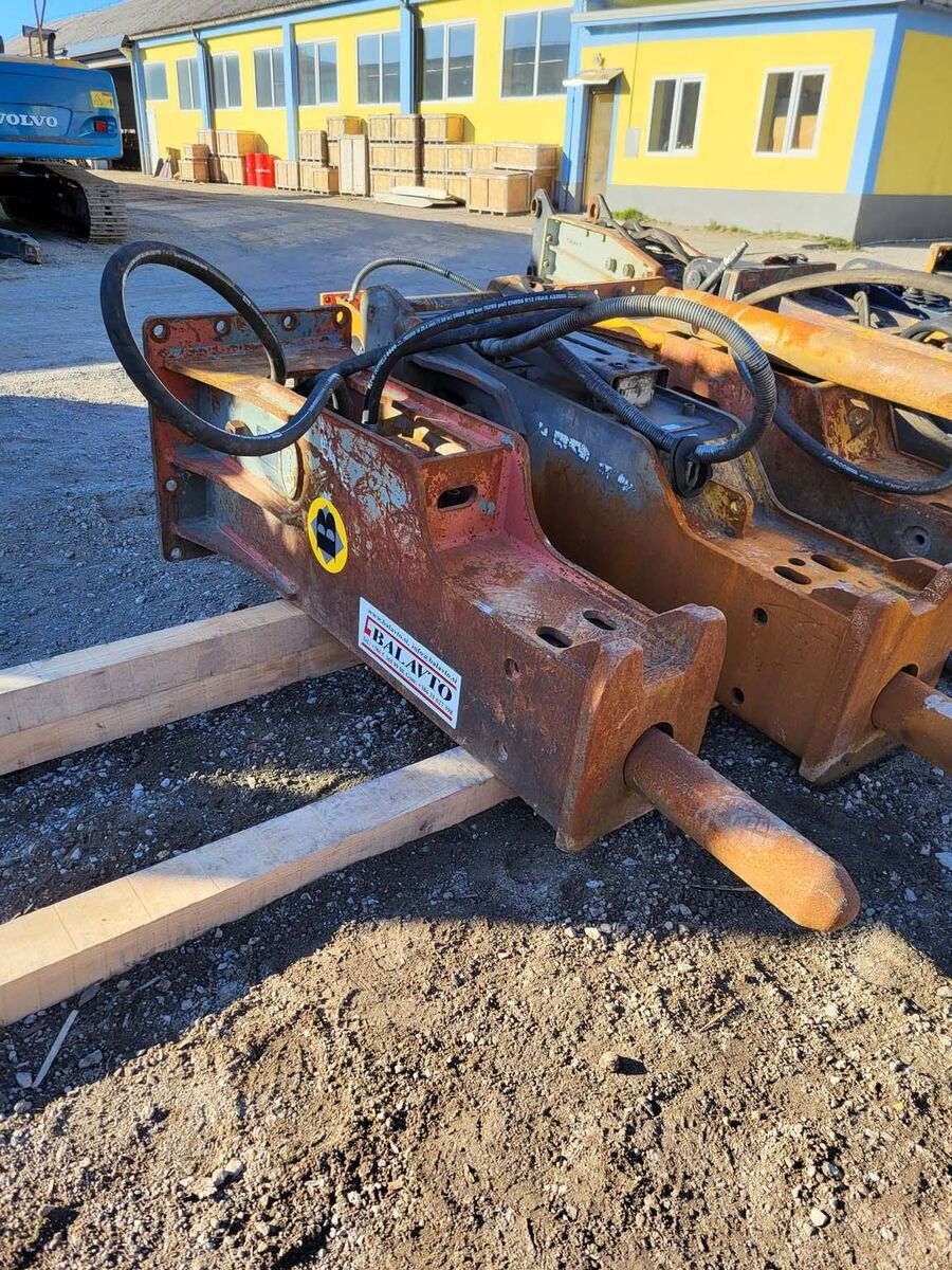 D&A 200V for 18-24 ton excavators 2
