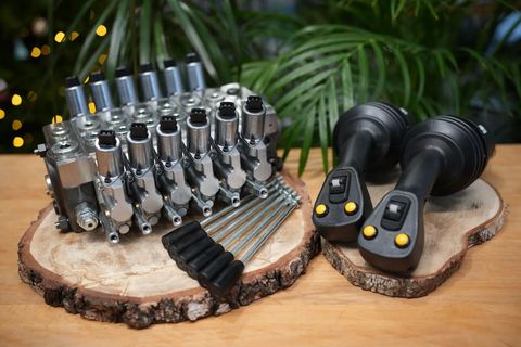 Kronos Walvoil DPX 100 mit 2 proportionalen JP Joysticks
