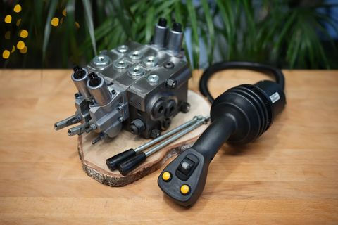 Kronos Walvoil DPX 100 2 Abschnitte + JP Joysticks