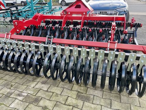 BM Maschinenbau KURZSCHEIBENEGGE 3m mit Dachringwalze aus Vorfüh