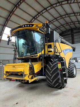 <strong>New Holland CX 8.85</strong><br />
