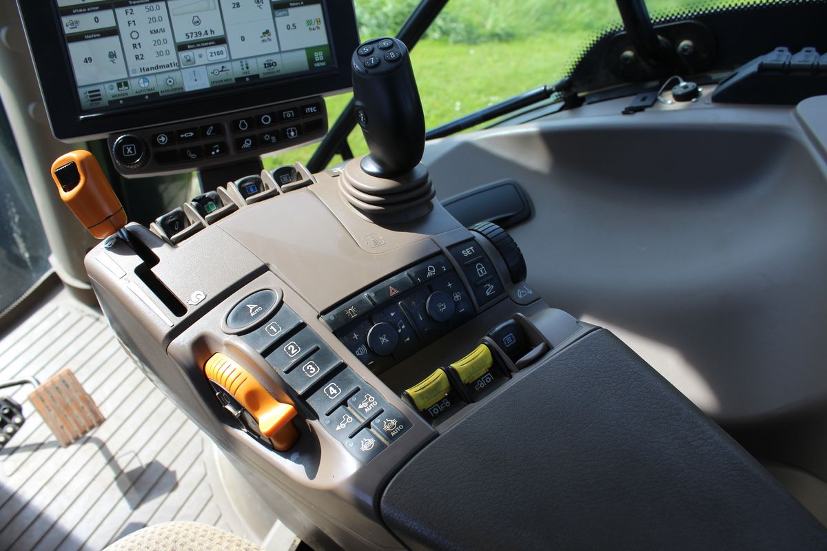 John Deere 6215R - Suspended tractor cabin (cab suspension) 