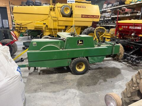 John Deere 332 Firkantpresse