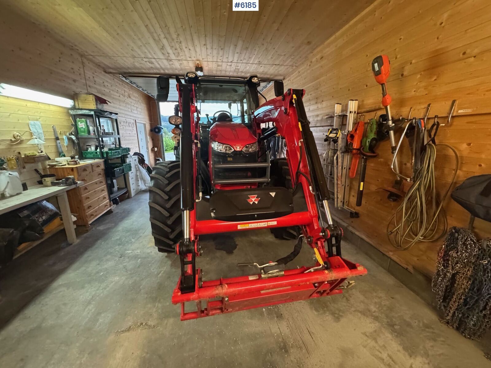 Massey Ferguson 5711M Dyna 2