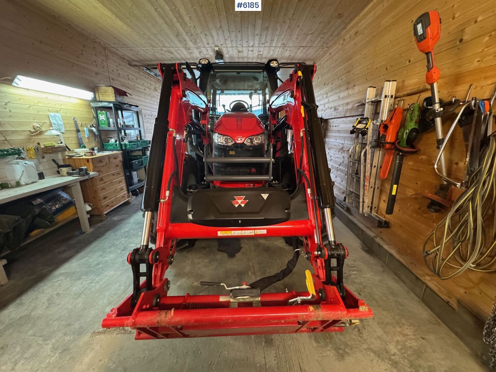 Massey Ferguson 5711M Dyna 3