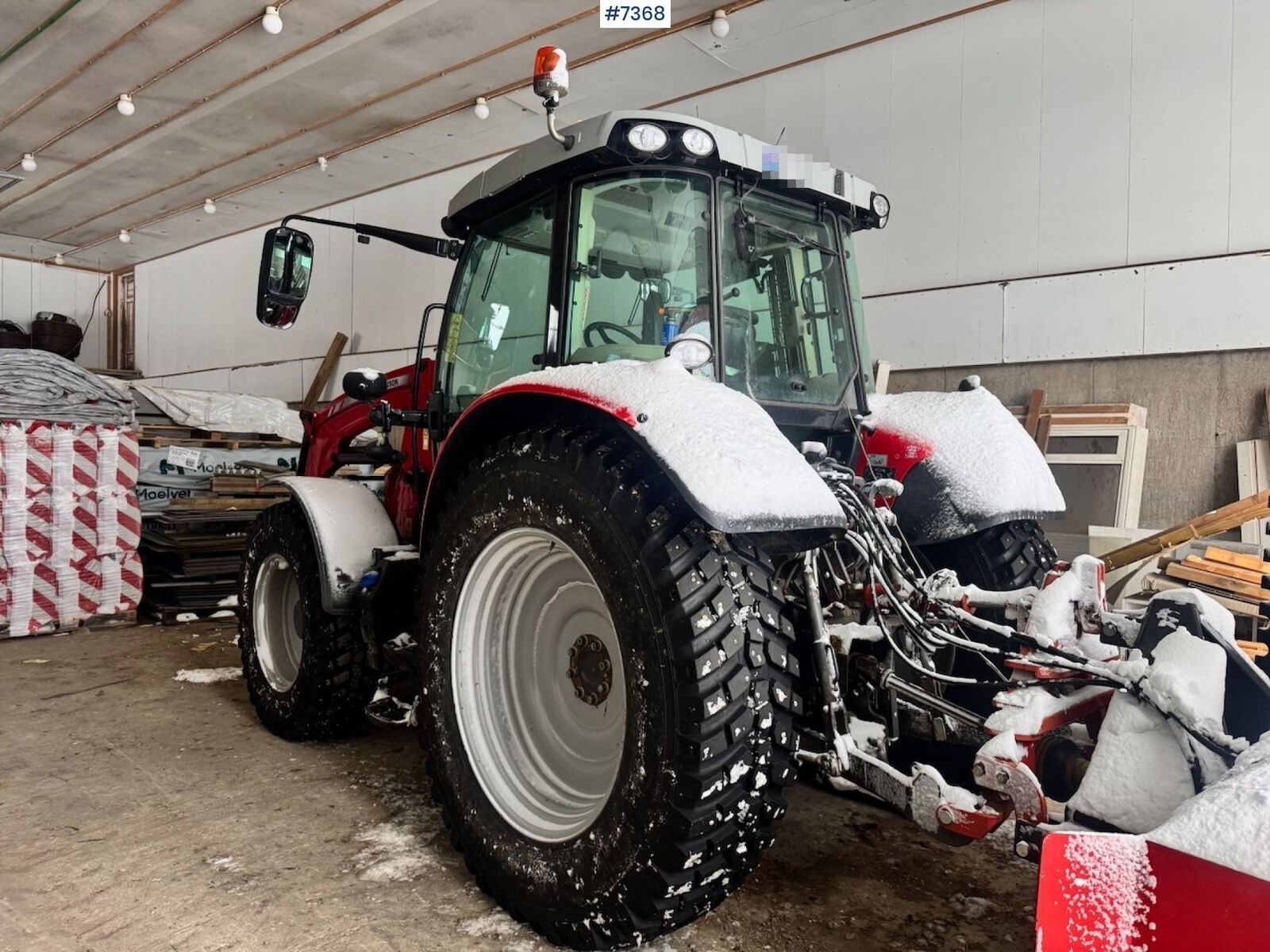 Massey Ferguson 5713S 3