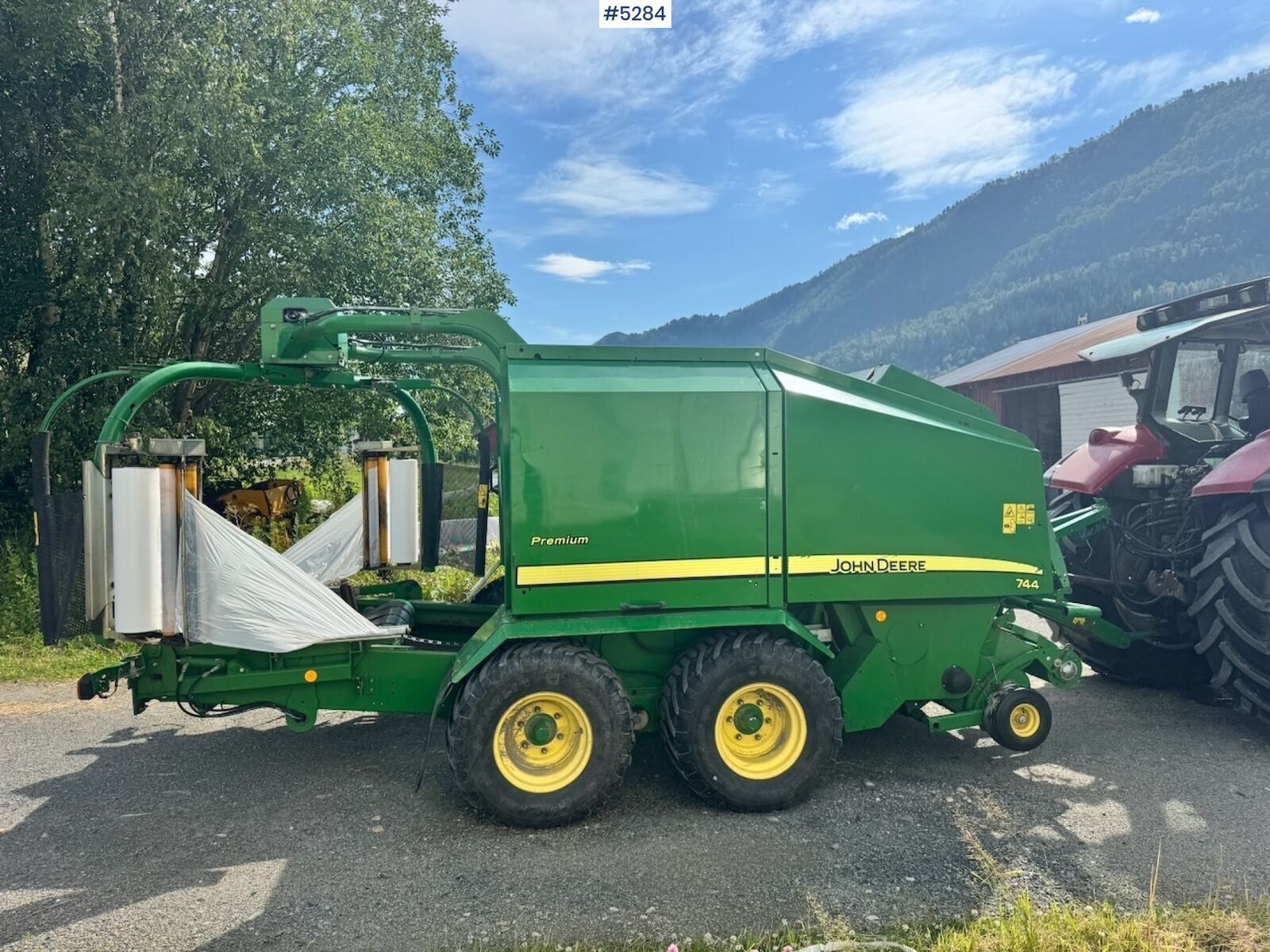 John Deere 744 2
