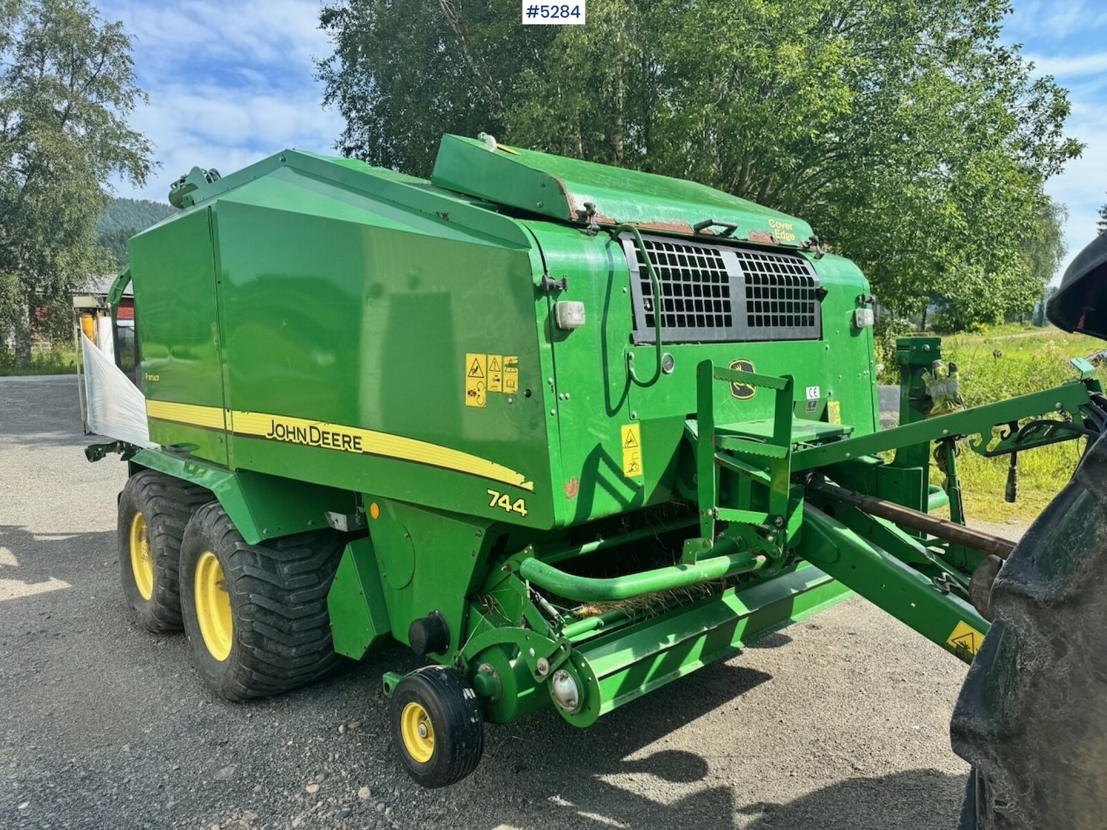 John Deere 744 2