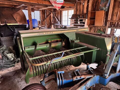 John Deere 332