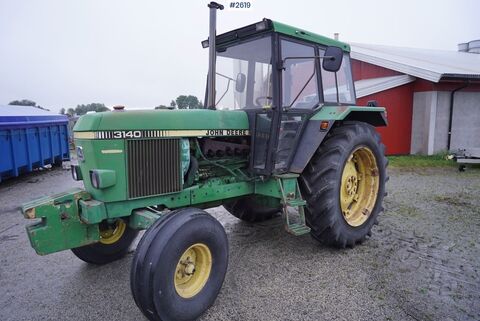 John Deere 3140