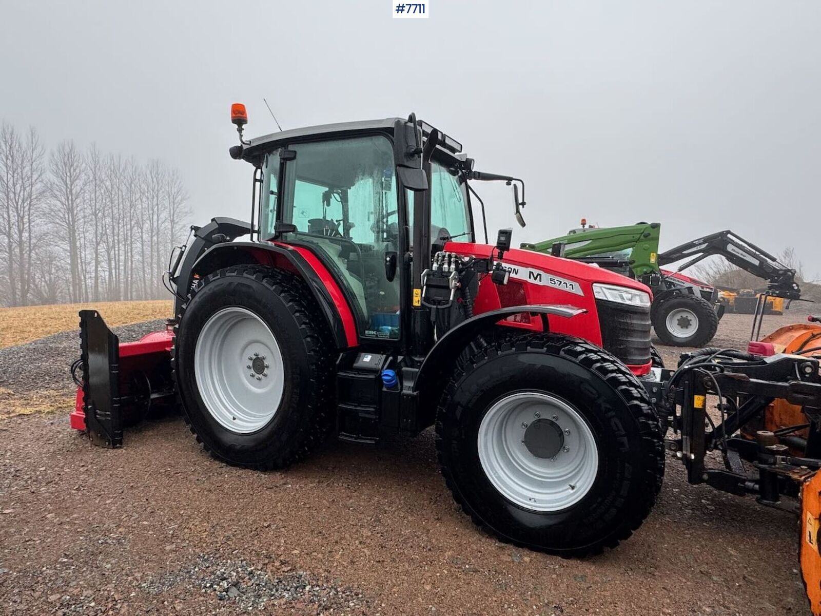 Massey Ferguson 5711M Dyna 2