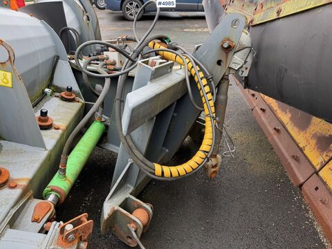 9479-fd65a49d6d776829c4cb833c10e9e15e-5843661
