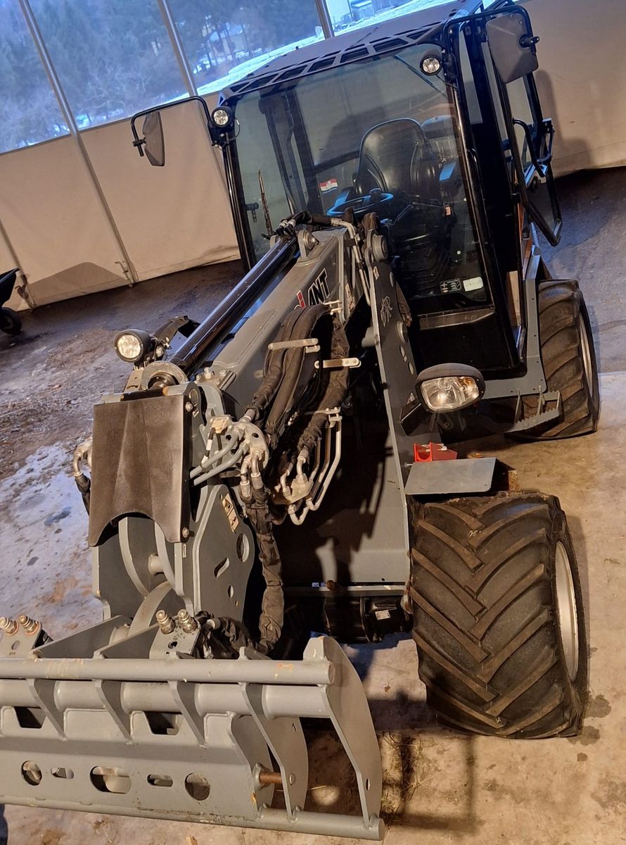 Giant  G 3500 Tele 1