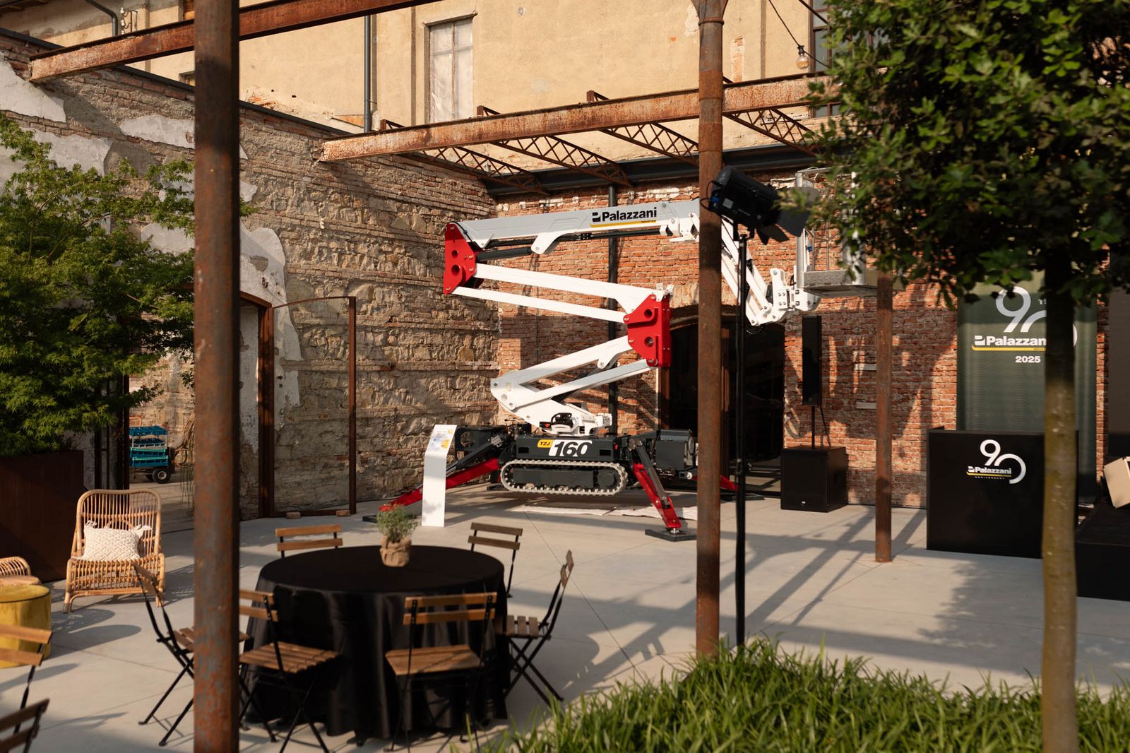 Raupenarbeitsbühne / Arbeitsbühne 3