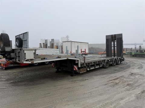 Humbaur HTS30 3 Achs Satteltieflader mit Radmulden