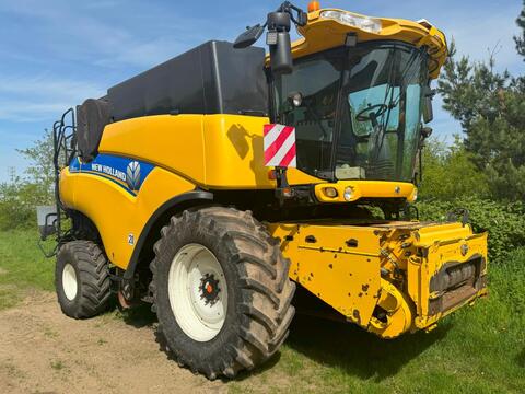 <strong>New Holland CR 9090 </strong><br />