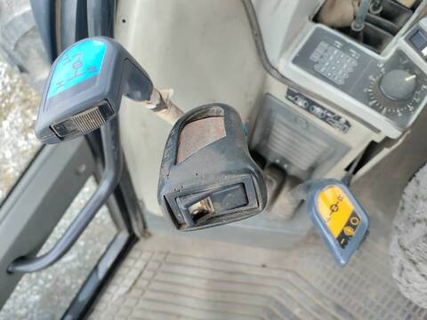 9750-0d7adba4bfaa03e7e0c1d243b9e46ba1-5703944