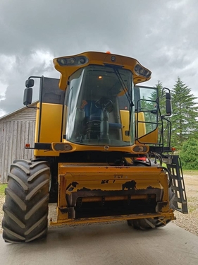 New Holland CSX 7070