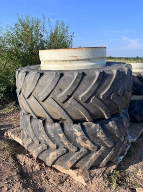 Sonstige topeltrattad 650/65 R42