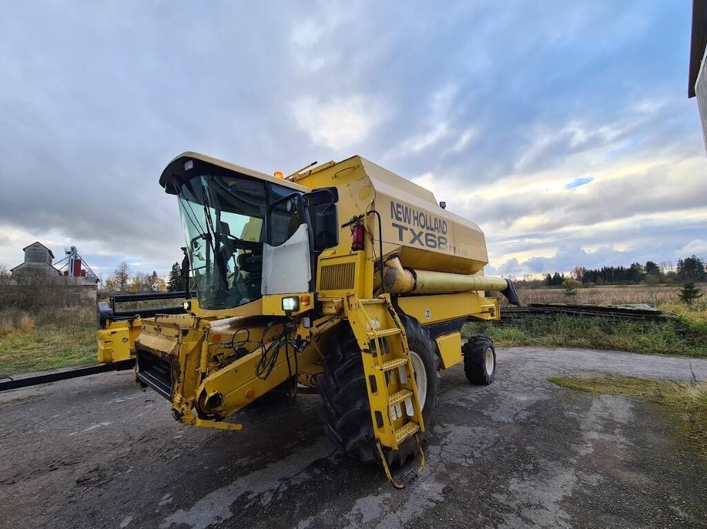New Holland TX 68 Plus 1
