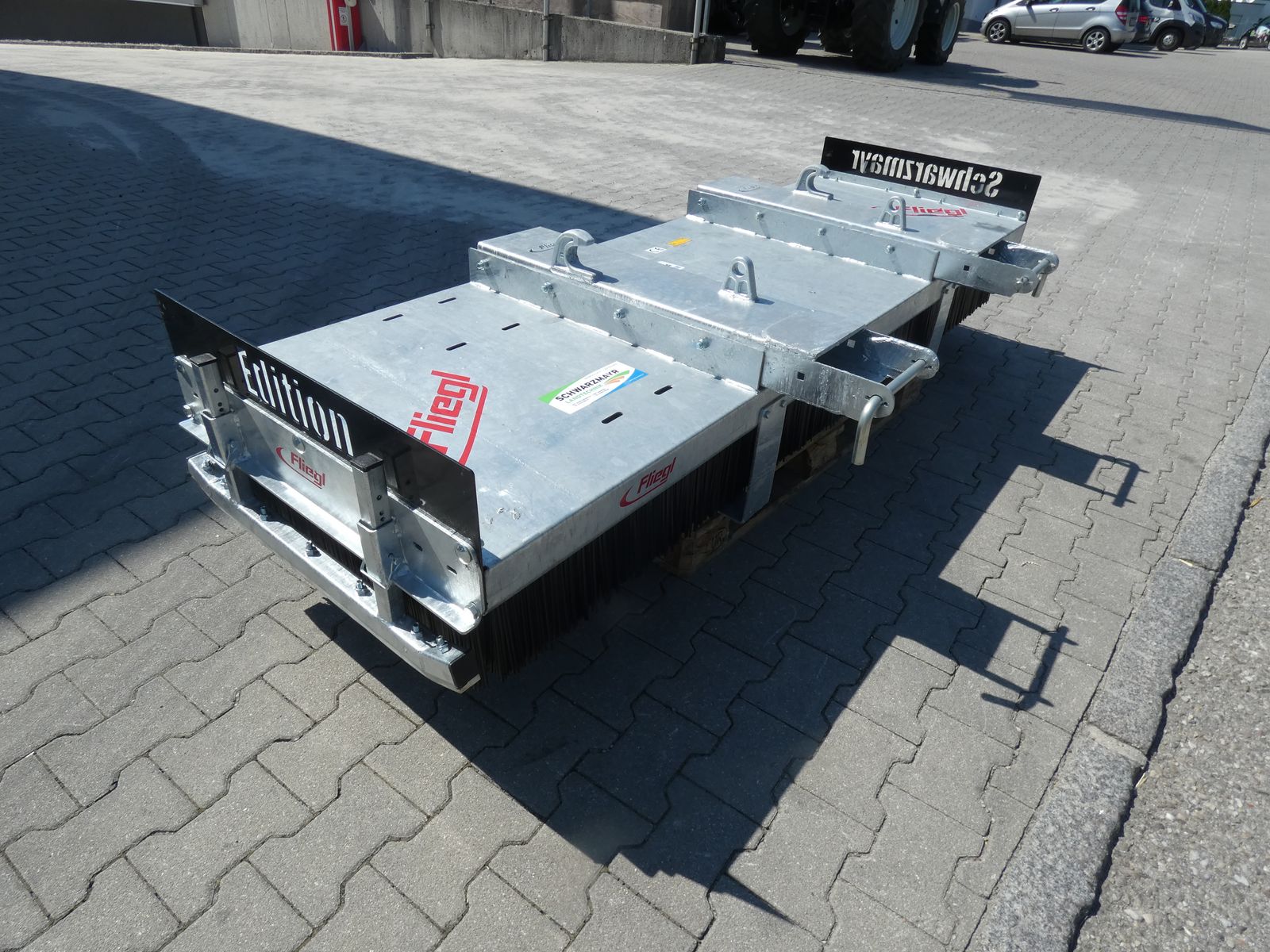 Fliegl AgroCenter Kehrbesen Löwe 250  3