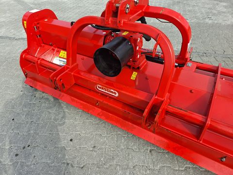 Maschio 2500 mit Front-Heckanbau und Seitenverschub