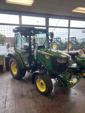 John Deere 3046R